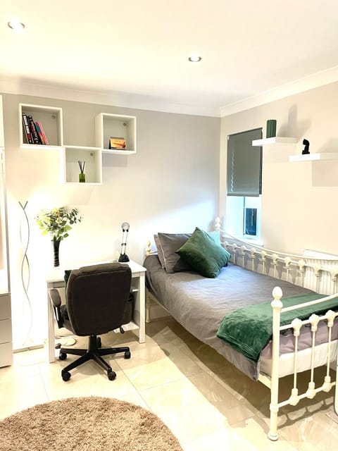 Bed, TV and multimedia, Seating area, Bedroom, wardrobe