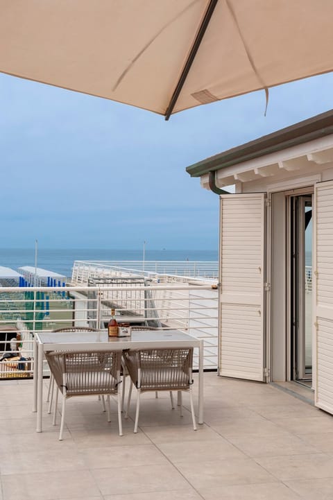 Patio, Day, Natural landscape, View (from property/room), Balcony/Terrace, Seating area, Dining area, Sea view