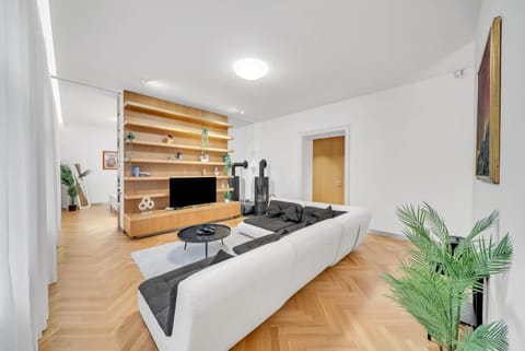 Communal lounge/ TV room, TV and multimedia, Living room, Seating area, Evening entertainment