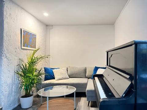 Living room, Seating area