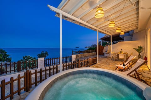 Property building, Day, Hot Tub, View (from property/room), Balcony/Terrace, Dining area, Sea view, Dinner, sunbed