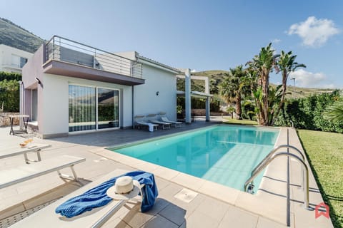 Property building, Day, Pool view, Swimming pool, sunbed