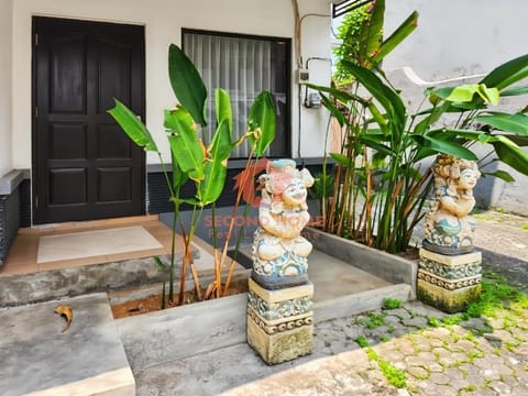Strategic 2BR Seminyak House UP2 6 Person Villa in Kuta