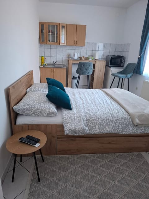 Bed, Kitchen or kitchenette, Bedroom