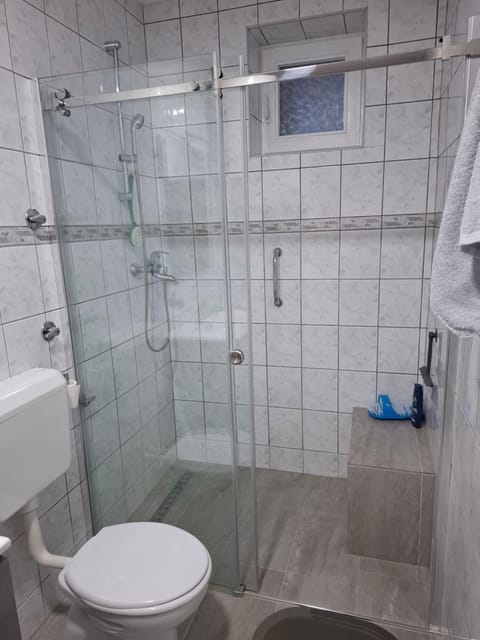 Shower, Toilet, Bathroom, towels