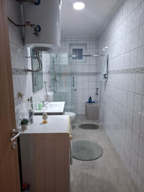 Shower, Toilet, Bathroom, towels