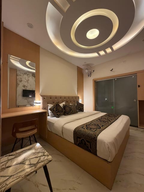 Bed, TV and multimedia, Living room, Photo of the whole room, Seating area, Bedroom
