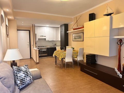 Kitchen or kitchenette, Living room, Seating area, Dining area, oven, stove