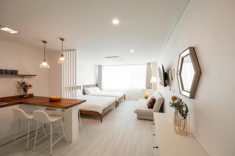 Bed, Living room, Dining area, Bedroom, kitchen