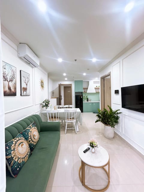 Communal lounge/ TV room, TV and multimedia, Kitchen or kitchenette, Living room, Seating area, Dining area, Evening entertainment, air conditioner