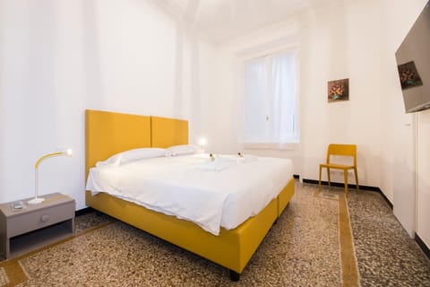 Bed, TV and multimedia, Bedroom