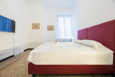 Bed, TV and multimedia, Bedroom