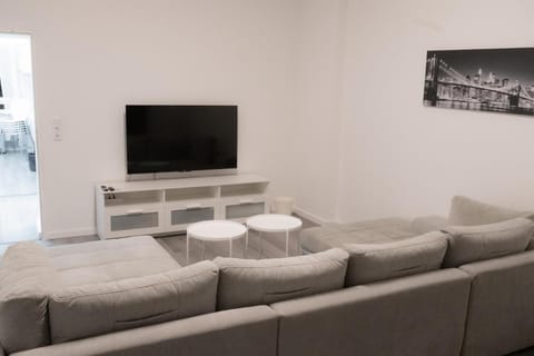Communal lounge/ TV room, TV and multimedia, Living room, Seating area, Evening entertainment