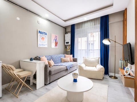Bed, TV and multimedia, Living room, Photo of the whole room, Seating area, Bedroom