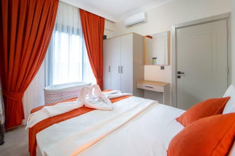 Photo of the whole room, Bedroom, towels, wardrobe