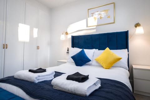 Bed, TV and multimedia, Decorative detail, Bedroom, cot, towels, wardrobe