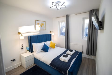 Bed, TV and multimedia, Decorative detail, Bedroom, towels, wardrobe