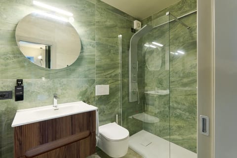 Shower, Toilet, Bathroom, towels