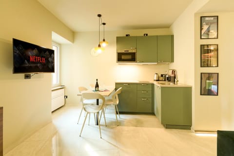 TV and multimedia, Kitchen or kitchenette, Dining area, oven, stove