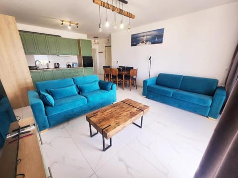 TV and multimedia, Kitchen or kitchenette, Living room, Seating area, Dining area