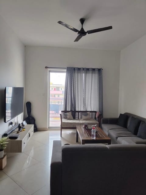 Communal lounge/ TV room, TV and multimedia, Living room, Seating area, Dining area, Evening entertainment