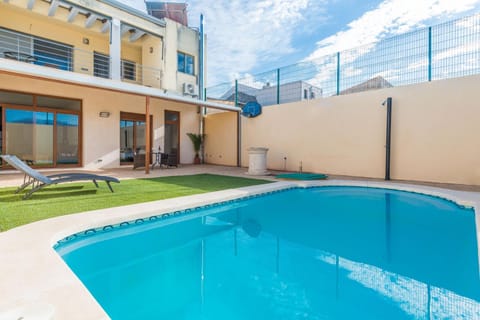 Facade/entrance, Balcony/Terrace, Swimming pool