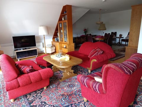 Communal lounge/ TV room, TV and multimedia, Living room, Seating area