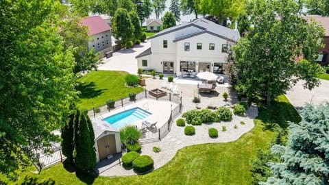Property building, Bird's eye view, Swimming pool