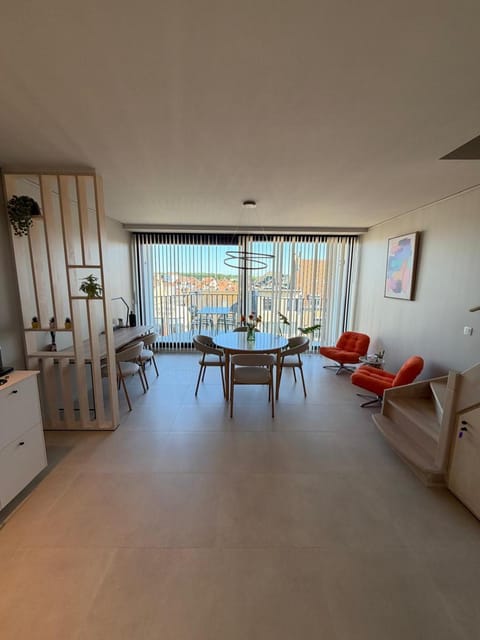Kitchen or kitchenette, Seating area, Dining area