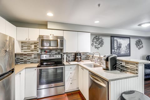 Walkable Belltown Hub! 3rd-Floor Montreux Condo Apartment in Belltown