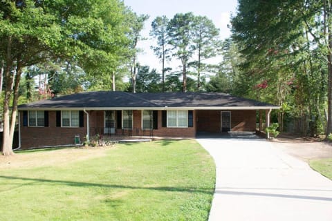 Family Escape • Deck Seating + Comfy Lounge House in Mableton