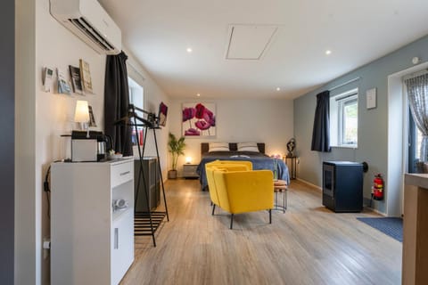 Coffee/tea facilities, Seating area, Bedroom, heating, air conditioner