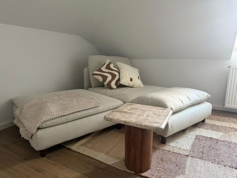 Bed, Seating area