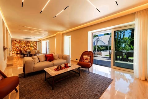 Living room, Seating area