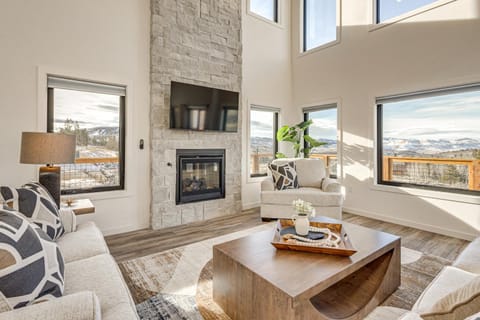 1 Mi to Granby Ranch Luxe Home with Mtn Views! House in Granby