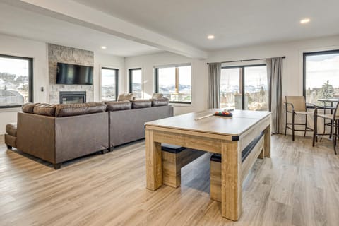 1 Mi to Granby Ranch Luxe Home with Mtn Views! House in Granby