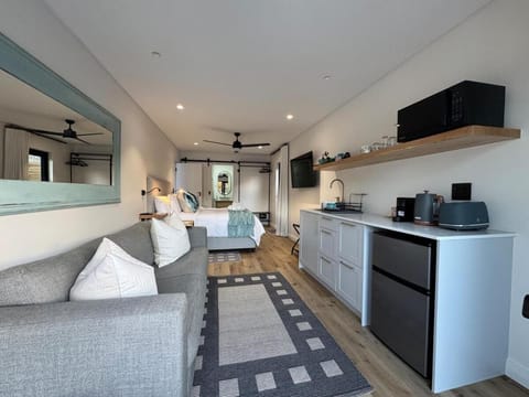 The Beach Pod - Luxe Stay 700m to the Sea Apartment in Plettenberg Bay
