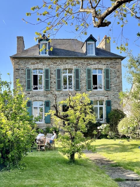 Property building, Facade/entrance, Day, Garden, Garden view