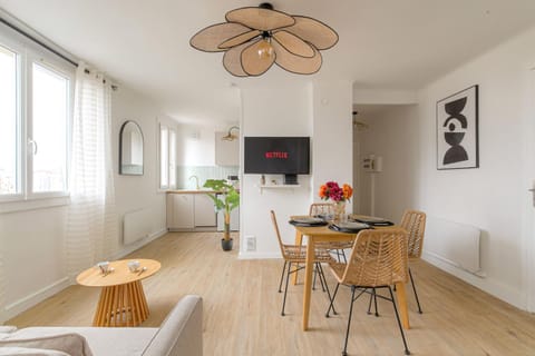 Communal lounge/ TV room, TV and multimedia, Living room, Dining area, Evening entertainment