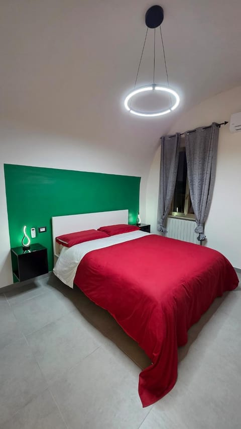 Bed, Photo of the whole room, Seating area, Bedroom, Quiet street view, heating, air conditioner