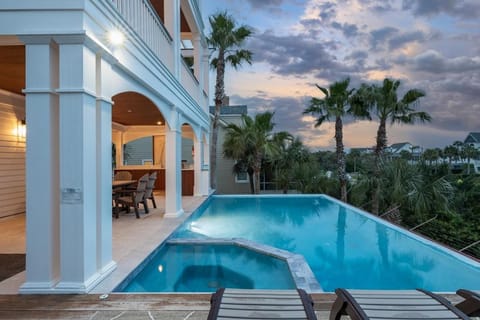 Luxury Ocean Blvd. POOL/HOT TUB, PUTTING GREEN, ROOF TOP House in Isle of Palms