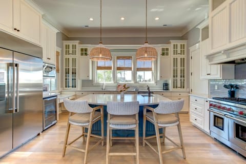 Luxury Ocean Blvd. POOL/HOT TUB, PUTTING GREEN, ROOF TOP House in Isle of Palms