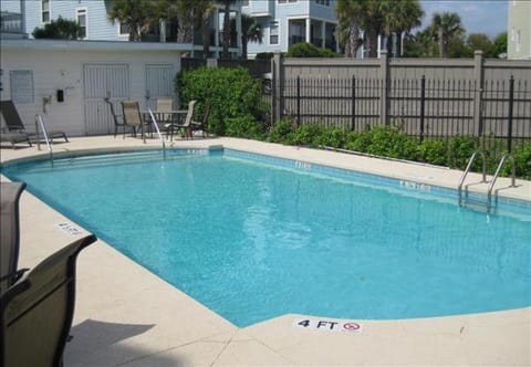 Pavilion a la Plage on Isle of Palms PORCH, GAS GRILL, STEPS FROM THE BEACH! House in Isle of Palms