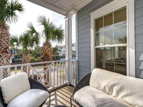 Pavilion a la Plage on Isle of Palms PORCH, GAS GRILL, STEPS FROM THE BEACH! House in Isle of Palms