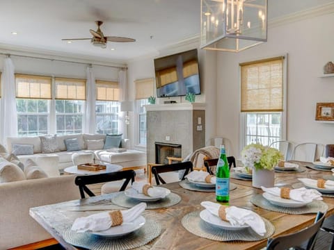 Pavilion a la Plage on Isle of Palms PORCH, GAS GRILL, STEPS FROM THE BEACH! House in Isle of Palms