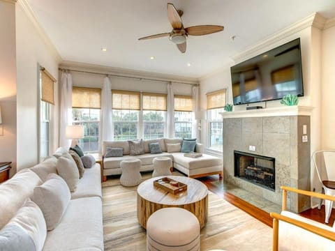 Pavilion a la Plage on Isle of Palms PORCH, GAS GRILL, STEPS FROM THE BEACH! House in Isle of Palms