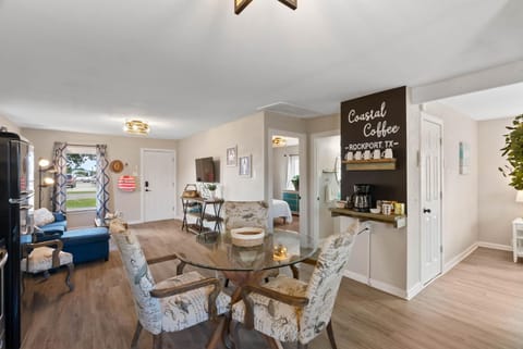 Coffee/tea facilities, Seating area, Dining area
