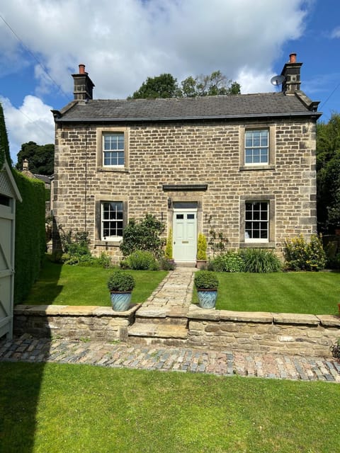 Garden annexe in Hathersage centre with parking Apartment in Sheffield