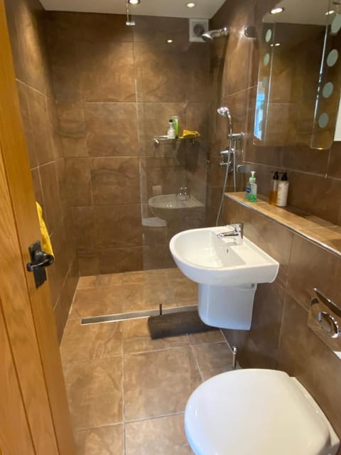 Garden annexe in Hathersage centre with parking Apartment in Sheffield