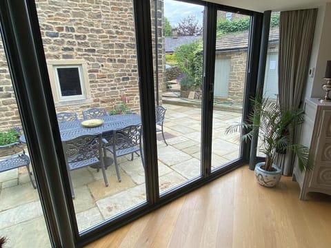 Garden annexe in Hathersage centre with parking Apartment in Sheffield